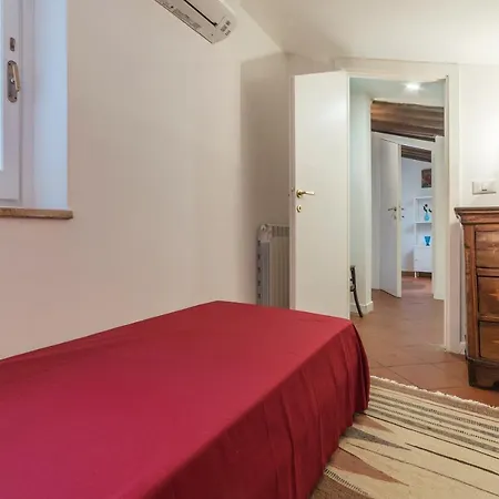 Three Bedrooms In World-famous Via Giulia - Fromhometorome